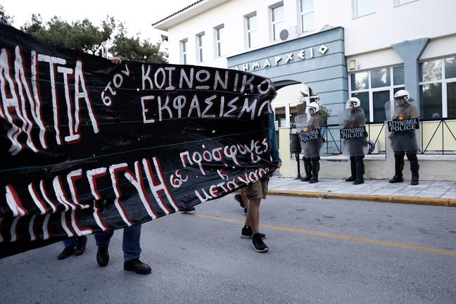 Ωραιόκαστρο: Αντιφασιστική συγκέντρωση έξω από το δημαρχείο