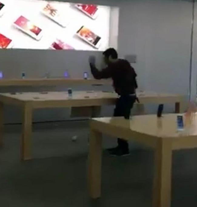 Οργισμένος πελάτης μπαίνει σε Apple Store, σπάει όλα τα iPhone και φεύγει σαν κύριος (ΦΩΤΟ)