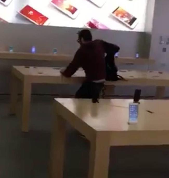 Οργισμένος πελάτης μπαίνει σε Apple Store, σπάει όλα τα iPhone και φεύγει σαν κύριος (ΦΩΤΟ)