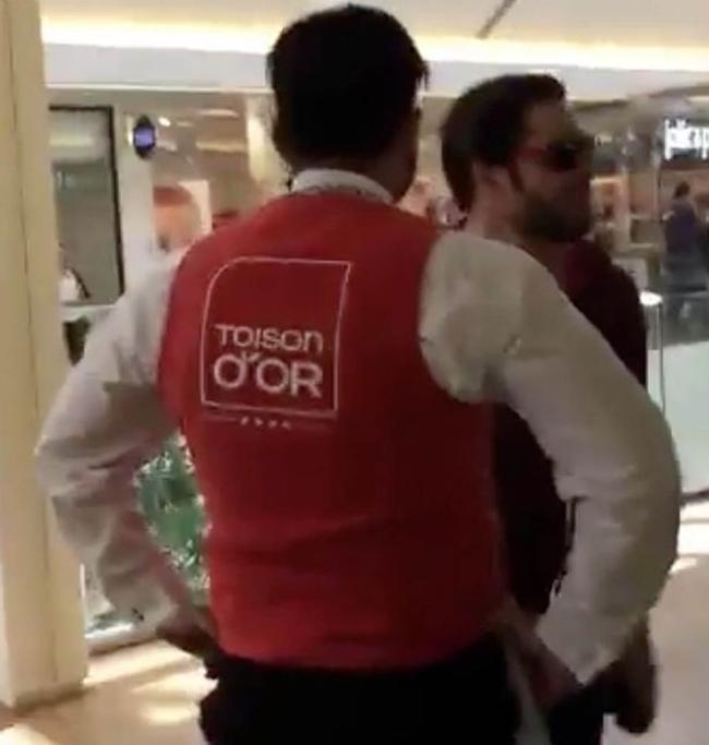Οργισμένος πελάτης μπαίνει σε Apple Store, σπάει όλα τα iPhone και φεύγει σαν κύριος (ΦΩΤΟ)