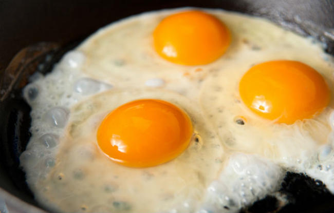 Τέσσερις συμβουλές για να μαγειρεύετε τα αυγά με τον πιο υγιεινό τρόπο