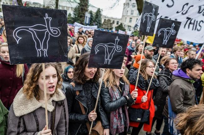 Πολωνία: Η κυβέρνηση υποχώρησε μεν για τις αμβλώσεις αλλά...