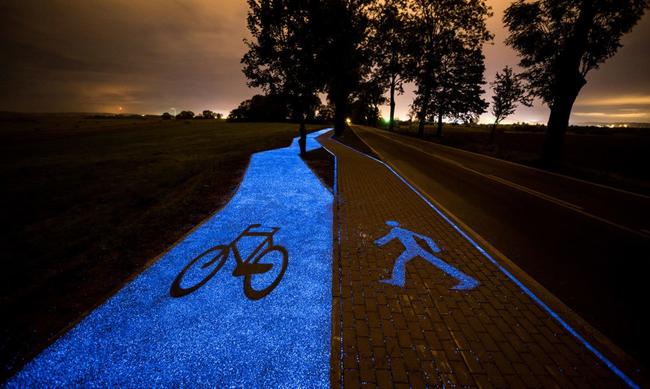 Αυτός ο εντυπωσιακός ποδηλατόδρομος λάμπει στο σκοτάδι χάρη στην ηλιακή ενέργεια (ΦΩΤΟ)