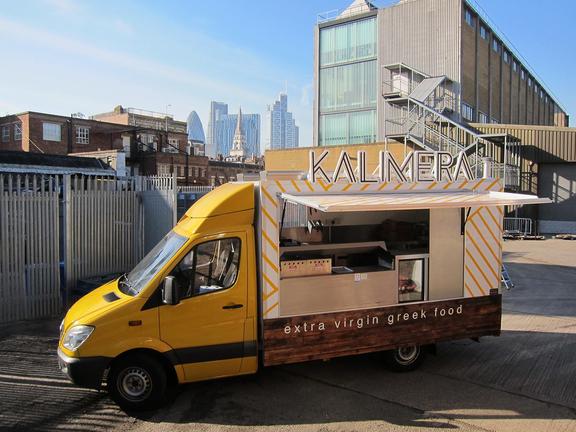 KALIMERA: Άφησε τον τραπεζικό τομέα και άνοιξε καντίνα με εκλεκτές ελληνικές γεύσεις στο Λονδίνο (φωτογραφίες)