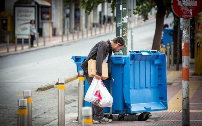 Eurostat: Ο ένας στους τρεις Έλληνες φτωχός