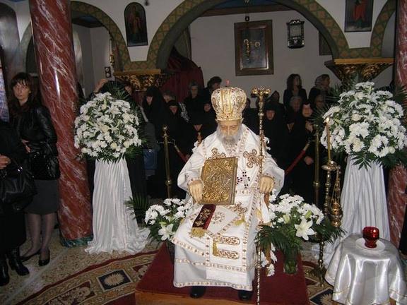 Ανατριχιαστικές σκηνές στη Φθιώτιδα - Περιέφεραν νεκρό επίσκοπο πάνω σε θρόνο