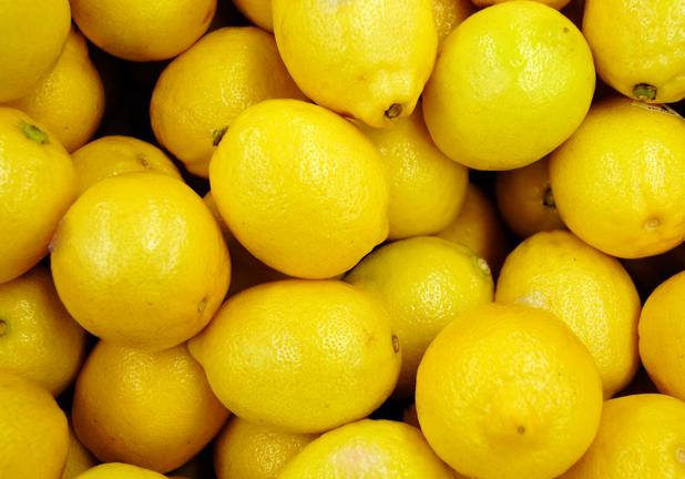 Αυτά είναι τα οφέλη όταν βάζετε τα λεμόνια στην κατάψυξη