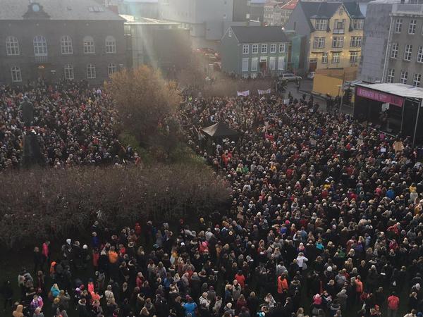 Στις 14:38 οι γυναίκες στην Ισλανδία κατέβηκαν στους δρόμους και είχαν πολύ σοβαρό λόγο (ΒΙΝΤΕΟ)
