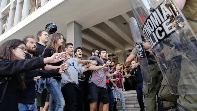 Ματαιώθηκαν πλειστηριασμοί σε Θεσσαλονίκη, Πάτρα και Περιστέρι - Δυναμικές κινητοποιήσεις