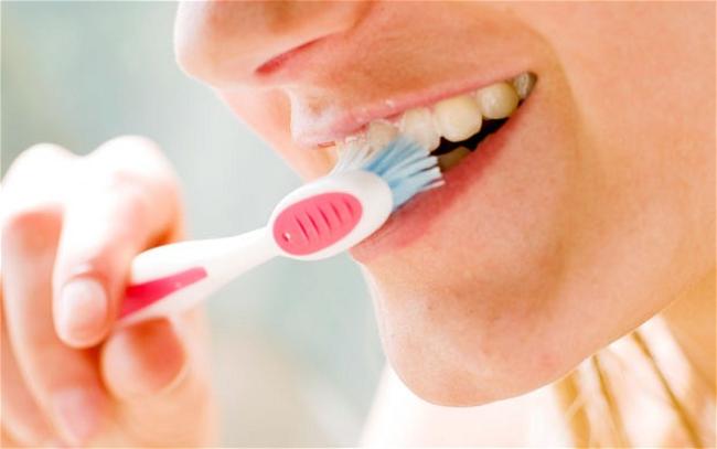Πώς μπορείτε να βουρτσίζετε αποτελεσματικά τα δόντια σας (ΒΙΝΤΕΟ)
