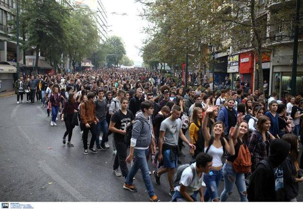 Η μαζική μαθητική πορεία στο κέντρο της Αθήνας, απαρχή νέου μαθητικού κινήματος; [ΦΩΤΟ]