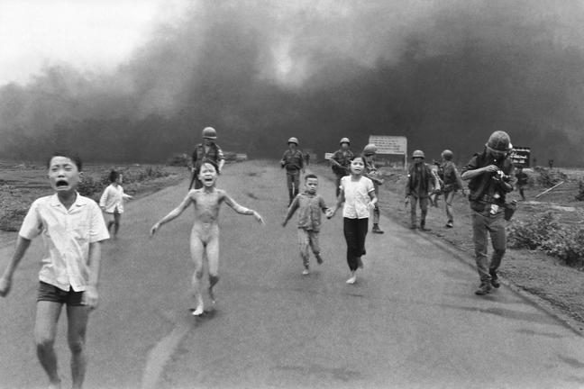 «Η Ομίχλη του Πολέμου»: Το βραβευμένο με Όσκαρ ντοκιμαντέρ του Μακ Ναμάρα για το Βιετνάμ ΕΔΩ!