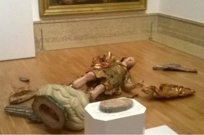 Καταστροφή των μουσείων η selfie;