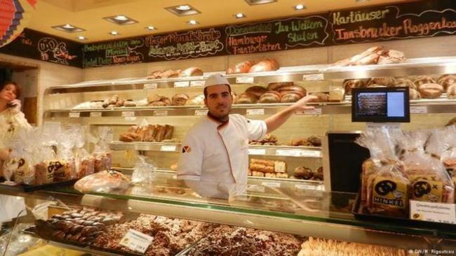 Σε αυτό το φούρνο στο Ντίσελντορφ κάνουν ουρά για να αγοράσουν ελληνικό ψωμί