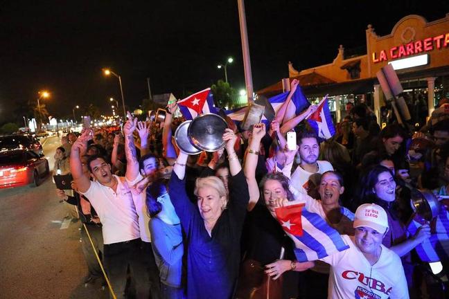 Πάρτυ κάνουν οι εξόριστοι Κουβανοί στο Μαϊάμι για το θάνατο του Κάστρο