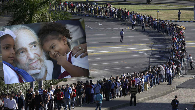 Οι Κουβανοί αποχαιρετούν τον ηγέτη τους [ΦΩΤΟ]