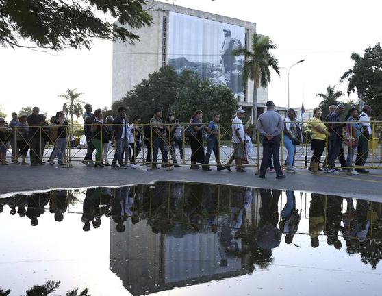 Οι Κουβανοί αποχαιρετούν τον ηγέτη τους [ΦΩΤΟ]