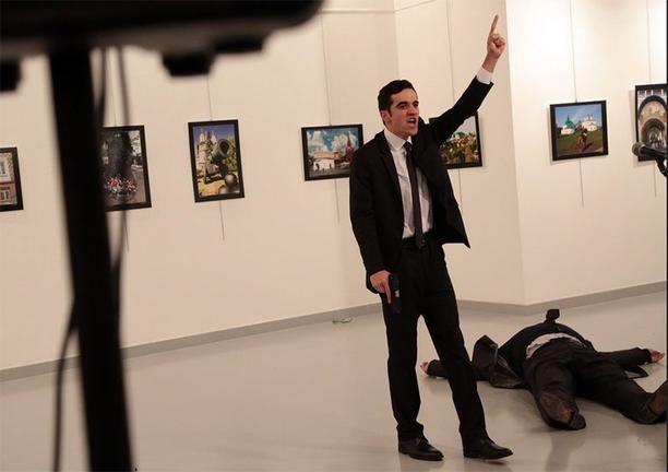 H στιγμή της εν ψυχρώ εκτέλεσης του Ρώσου πρέσβη στην Άγκυρα [ΦΩΤΟ - ΒΙΝΤΕΟ]