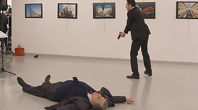 H στιγμή της εν ψυχρώ εκτέλεσης του Ρώσου πρέσβη στην Άγκυρα [ΦΩΤΟ - ΒΙΝΤΕΟ]