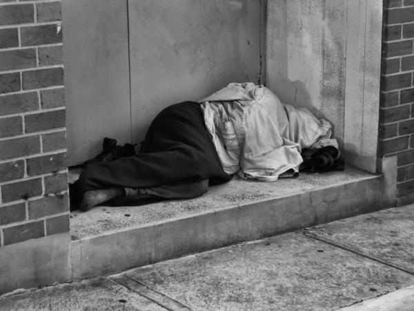 Τέσσερις θερμαινόμενες αίθουσες για τους άστεγους στην Αθήνα - Τηλέφωνα έκτακτης ανάγκης