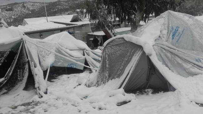 Θαμμένες στα χιόνια οι σκηνές των προσφύγων στην Μόρια της Λέσβου [ΦΩΤΟ]
