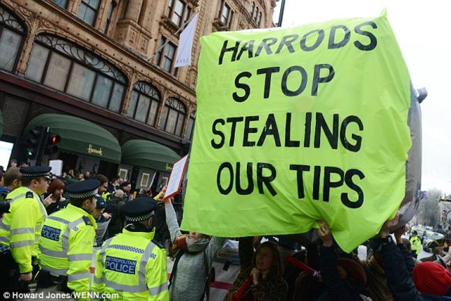 Στα Harrods του Λονδίνου, τα φιλοδωρήματα των εργαζομένων πηγαίνουν στις τσέπες των αφεντικών!