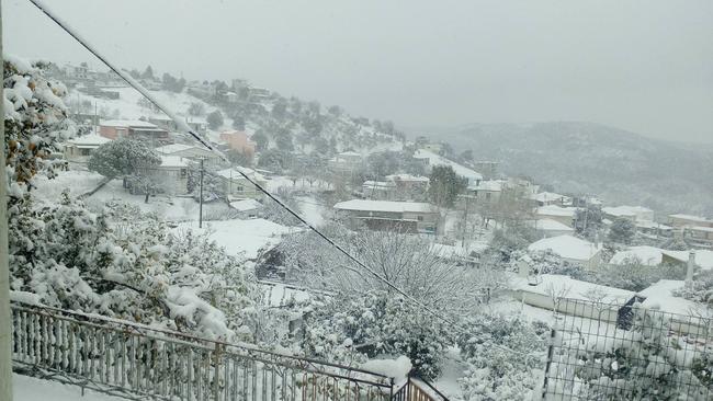 Βούλιαξε στο χιόνι η Εύβοια - Χωριά αποκλεισμένα στο δήμο Κύμης - Αλιβερίου [ΦΩΤΟ]
