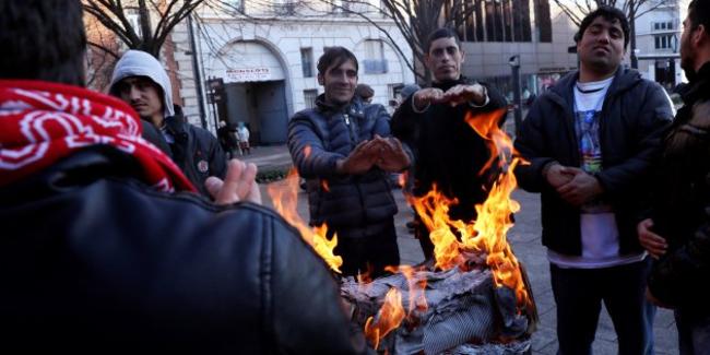 Η αστυνομία του Παρισιού "κατάσχεσε" τις κουβέρτες μεταναστών στους -7 και τους έριξε δακρυγόνα