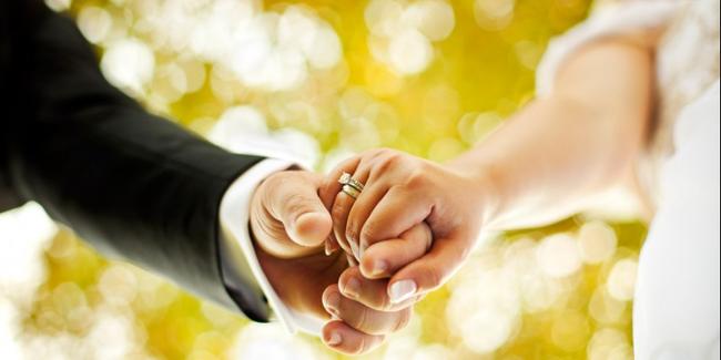 Επίδομα γάμου δικαιούνται και όσοι υπογράφουν σύμφωνο συμβίωσης
