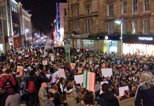"Πετάξτε τον Τραμπ": Δεκάδες χιλιάδες Βρετανοί διαδηλώνουν ενάντια στον ρατσισμό