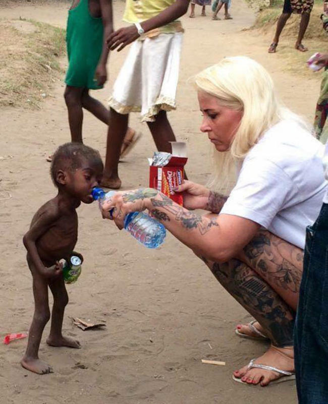 Θυμάστε εκείνο το πεινασμένο παιδί που είχαν εγκαταλείψει στη Νιγηρία πέρσι; Δείτε πως είναι σήμερα [ΦΩΤΟ]