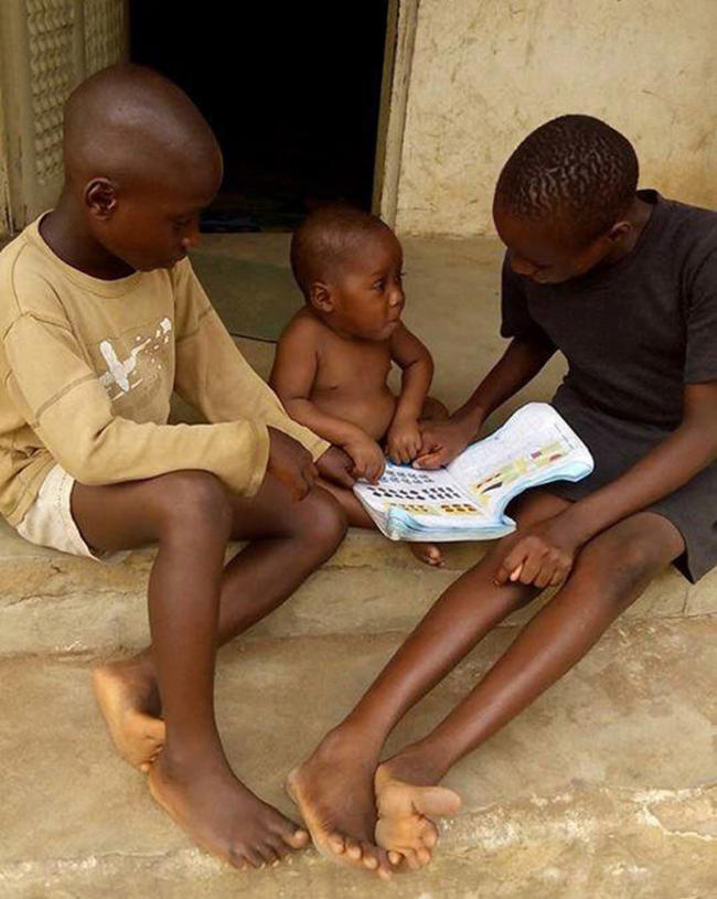 Θυμάστε εκείνο το πεινασμένο παιδί που είχαν εγκαταλείψει στη Νιγηρία πέρσι; Δείτε πως είναι σήμερα [ΦΩΤΟ]