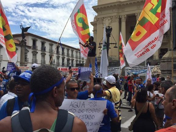 Ρίο Ντε Τζανέιρο: Χιλιάδες διαδηλωτές κατά της ιδιωτικοποίησης του νερού της πόλης [ΦΩΤΟ]