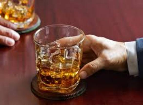 Οι άντρες που καταναλώνουν πολύ αλκοόλ κινδυνεύουν περισσότερο από τις γυναίκες