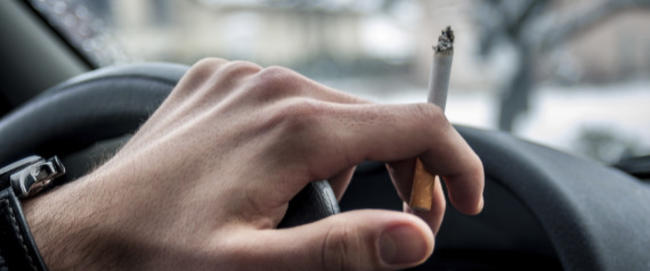 Yπουργείο Υγείας: Τσουχτερά πρόστιμα για τους καπνίζοντες σε αυτοκίνητο με παιδιά