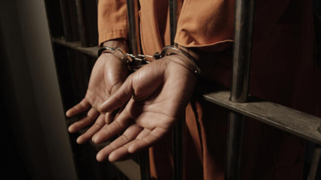 Καταγγελία: Χειρούργησαν κρατούμενο με τις χειροπέδες σε στάση "προσευχή" επί μία ώρα