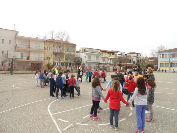 Οι Ενεργοί Πολίτες Λάρισας ενημερώνουν σχολεία για τον εθελοντισμό