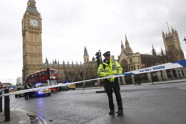 LIVE: Διπλή επίθεση στο Λονδίνο έξω από το Βρετανικό Κοινοβούλιο - αναφορές για 2 νεκρούς