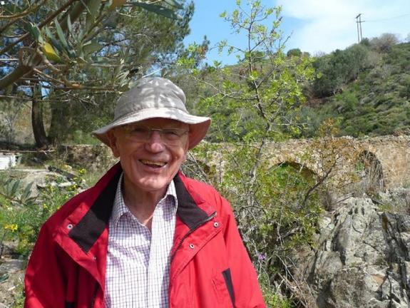 Ο 87χρονος Γερμανός καθηγητής έρχεται για περιπατητικό τουρισμό στη Χίο