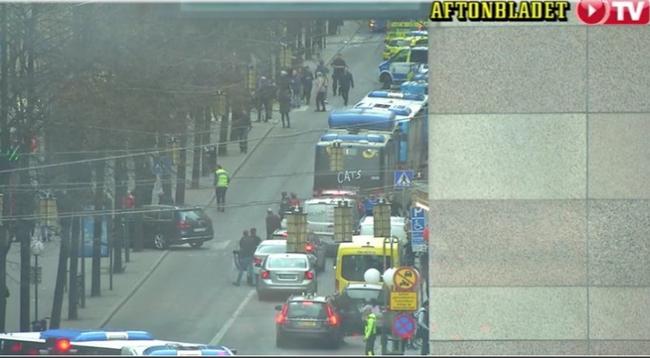 Στοκχόλμη: Φορτηγό έπεσε επάνω σε πεζούς - 3 νεκροί [BINTEO]