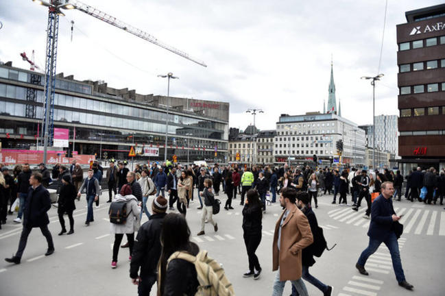 Οι πρώτες ΦΩΤΟ λίγο μετά την τρομοκρατική επίθεση στη Στοκχόλμη [ΒΙΝΤΕΟ]