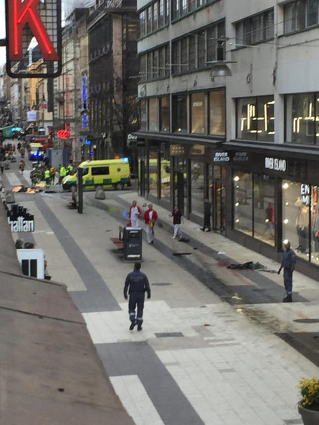 Οι πρώτες ΦΩΤΟ λίγο μετά την τρομοκρατική επίθεση στη Στοκχόλμη [ΒΙΝΤΕΟ]