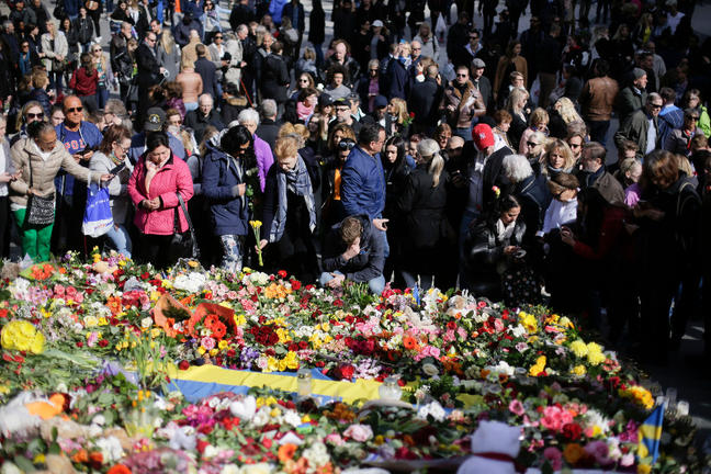 "Ο φόβος δεν πρέπει να κυριαρχήσει" είπαν χιλιάδες Σουηδοί που διαδήλωσαν στην Στοκχόλμη