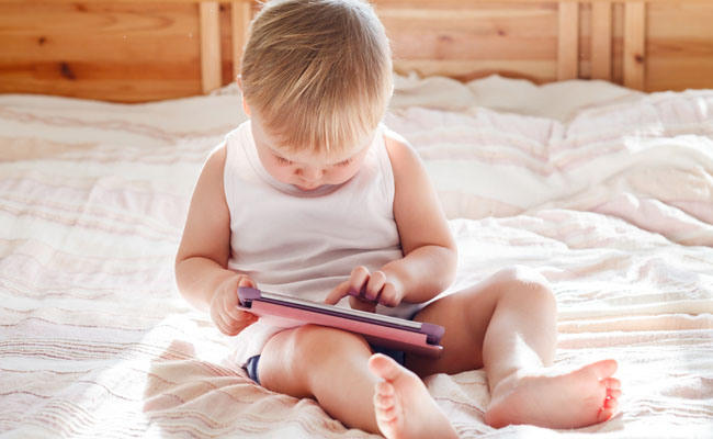 Πως τα κινητά και τα τάμπλετ μειώνουν τον ύπνο των μωρών