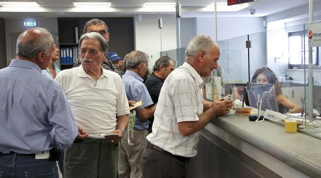 Παράνομες οι μειώσεις στις επικουρικές συντάξεις Παράνομες οι μειώσεις στις επικουρικές συντάξεις