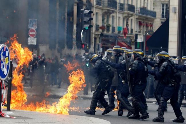 Πρωτομαγιά με φωτιές και δακρυγόνα στο Παρίσι