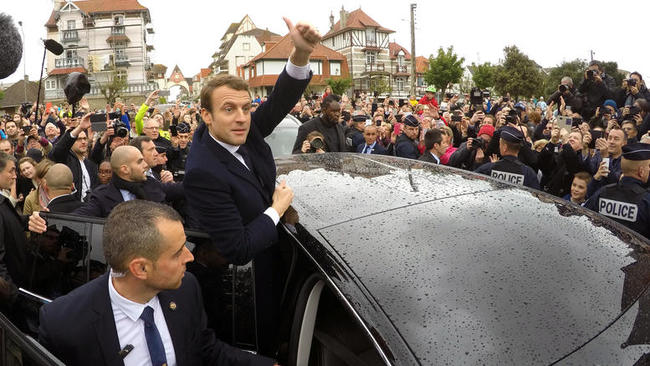 Θρίαμβο Μακρόν δείχνουν τα πρώτα exit polls των εκλογών στη Γαλλία