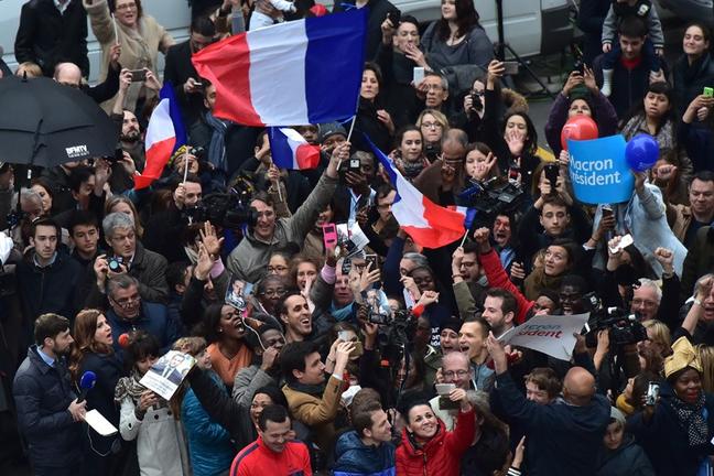 Χιλιάδες Γάλλοι στο Λούβρο πανηγυρίζουν για τη νίκη του Μακρόν