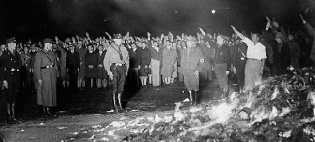 Η νύχτα που οι Ναζί έκαιγαν βιβλία στο Βερολίνο
