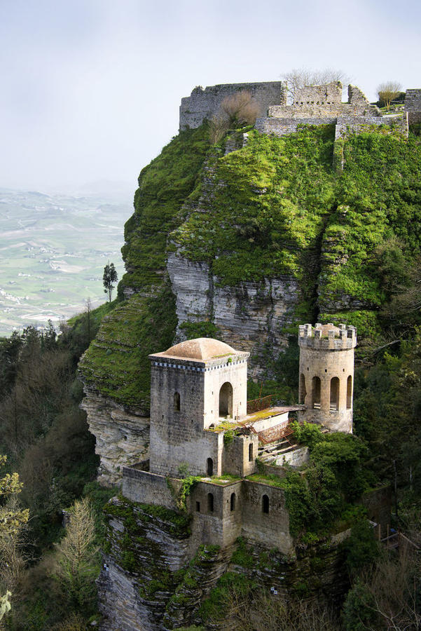 Πως μπορείτε να αποκτήσετε εντελώς δωρεάν κάποιο από τα ερειπωμένα κάστρα της Ιταλίας